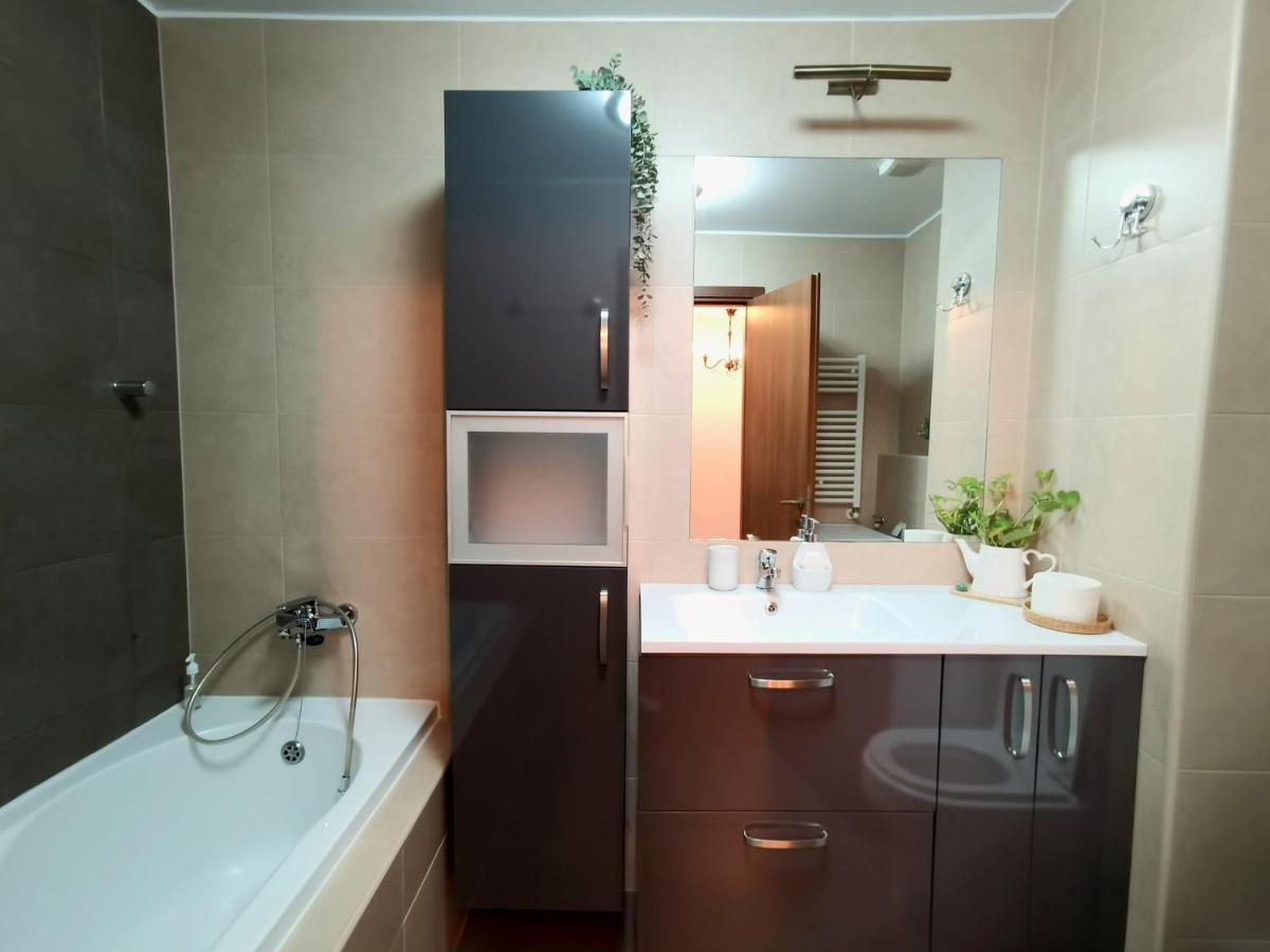 Cosy Boutique 61 Sqm Apartment - Private Parking - Ten Blocks Residence 부쿠레슈티 외부 사진